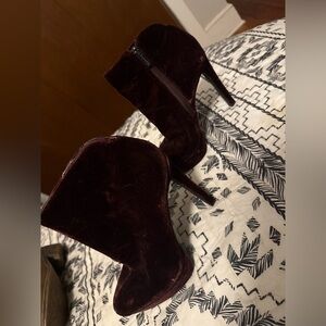 Elegant Velvet Ankle Boots - Burgundy